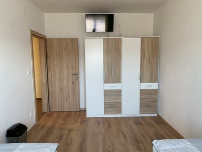 Monteurwohnung - Badezimmer: eigenes Bad - Kleiderschrank im Doppelzimmer - Monteurzimmer-Buchen.at  in Neulengbach