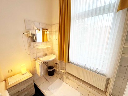 Monteurwohnung - Badezimmer: eigenes Bad - Waschbereich, HomeRent Unterkunft in Köln - HomeRent in Köln