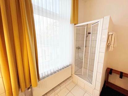 Monteurwohnung - Badezimmer: eigenes Bad - Dusche, HomeRent Unterkunft in Köln - HomeRent in Köln